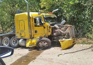 Tráiler se sale de la vía en el tramo a San Cristóbal