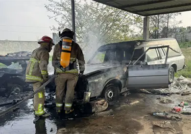 Se queman dos vehículos en un taller mecánico