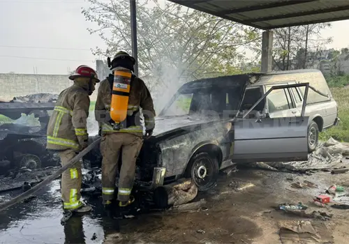 Se queman dos vehículos en un taller mecánico