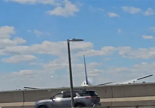 Avión de United Airlines choca con poste y camión