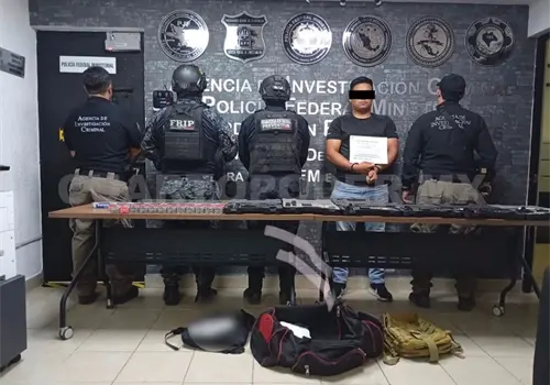 Lo detienen en posesión de armas y miles de cartuchos