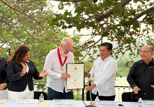 Toshiro Culebro recibe medalla Franco Lázaro