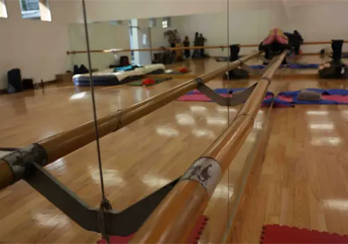 Estudian danza con duelas y barras dañadas