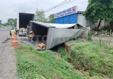 Se accidenta remolque con cartones de cerveza