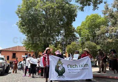 Marchan parteras para exigir respeto