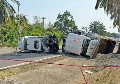 Se estrellan volteo y sedán; dos muertos