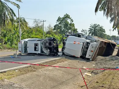Se estrellan volteo y sedán; dos muertos