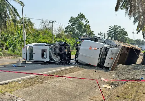 Se estrellan volteo y sedán; dos muertos