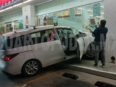 Camioneta se incrusta en escaparate de farmacia