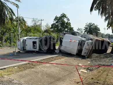 Se estrellan volteo y sedán; dos muertos