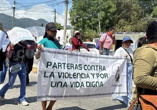 Desaparición de la partería se da por política global