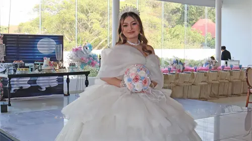 Victoria festeja con elegancia