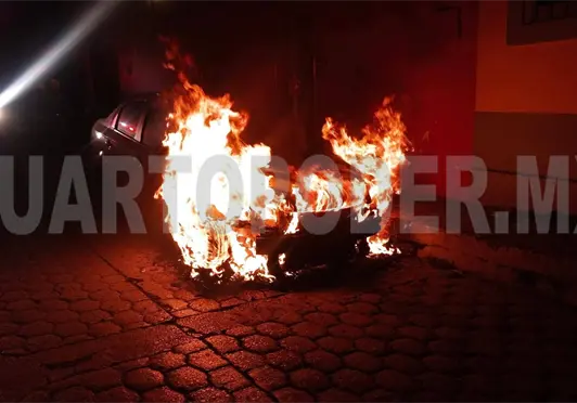 Automóvil acaba como chatarra al incendiarse