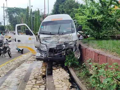 Espectacular colisión deja a combi casi sobre fuente