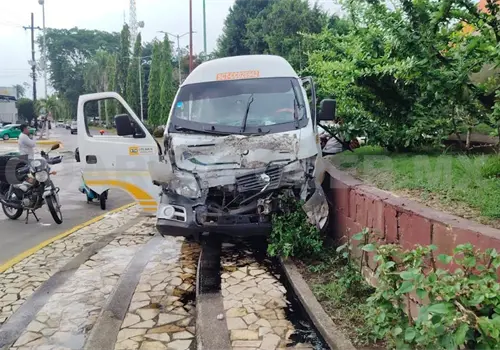 Espectacular colisión deja a combi casi sobre fuente