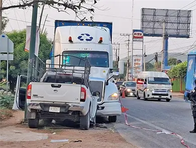 Familia se estampa en tractocamión estacionado