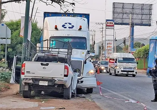Familia se estampa en tractocamión estacionado