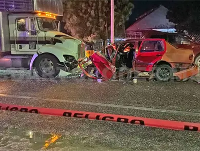 Al rebasar colisiona de frente y queda prensado