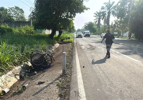 Embiste tráiler a triciclero y lo deja grave en el hospital