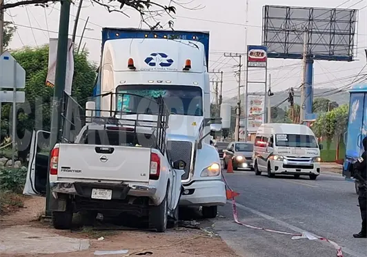 Familia se estampa en tractocamión estacionado