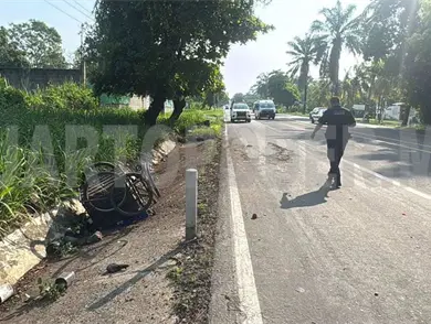 Embiste tráiler a triciclero y lo deja grave