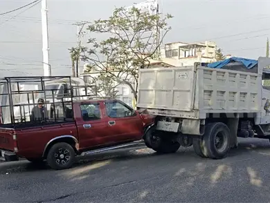 No mide su distancia y se estrella en camión volteo