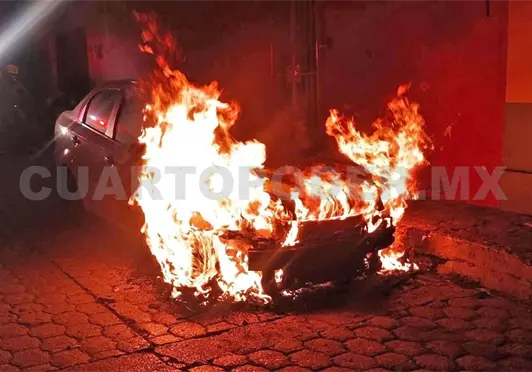 Automóvil acaba como chatarra al incendiarse