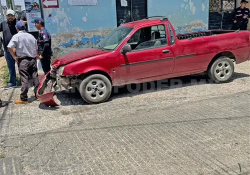 Se estrellan camionetas en cruce del barrio El XXV
