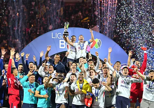 La cruzazulea Pumas; la Máquina, campeón
