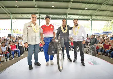 ERA entrega bicicletas y mochilas a estudiantes