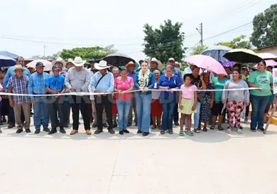 Valeria Rosales inaugura pavimentación en ejido Valeria Rosales inaugura pavimentación en ejido
