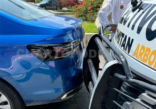 Manejaba distraído con el celular y colisiona en auto Manejaba distraído con el celular y colisiona en auto
