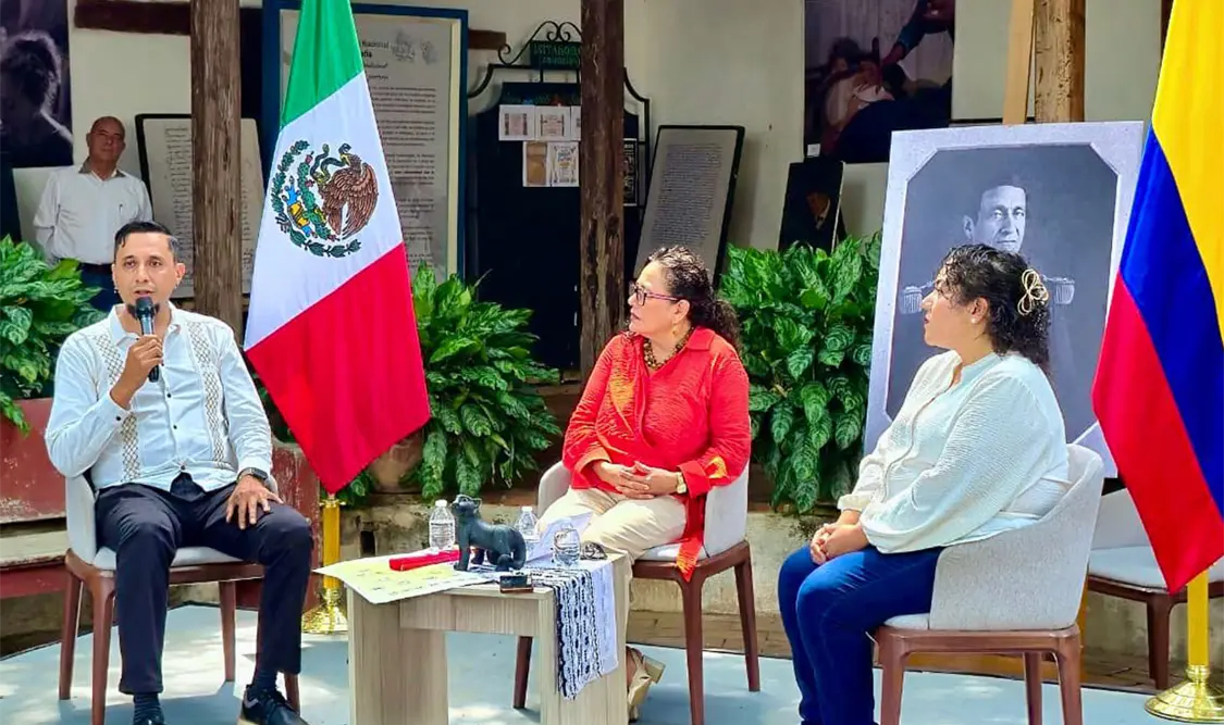 Acompañada del embajador de Colombia, el alcalde de Chaparral y el presidente municipal de Chiapa de Corzo, la rectora de la Unicach moderó el conversatorio. Cortesía