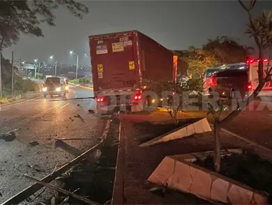 Camión de carga se sale del camino