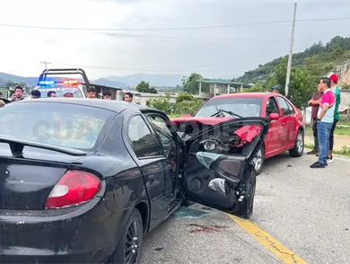 Colisionan de frente en tramo carretero