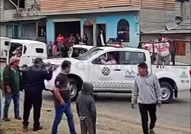 Volcadura de camión de volteo deja un lesionado