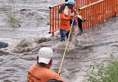 Rescatan a atrapados en creciente de río