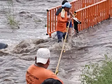 Rescatan a atrapados en creciente de río