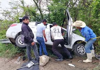 Se lesiona al salirse auto del camino