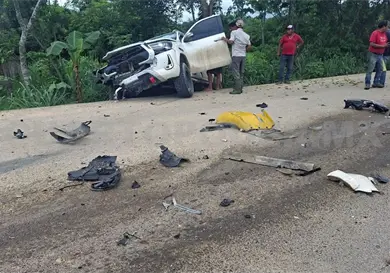 Invade carril contrario y causa choque frontal