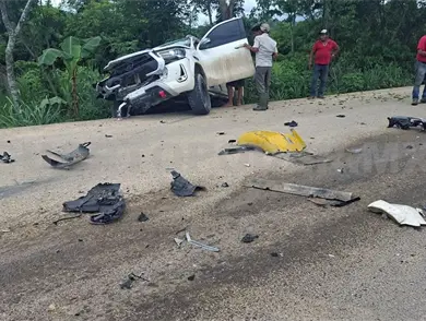 Invade carril contrario y causa choque frontal
