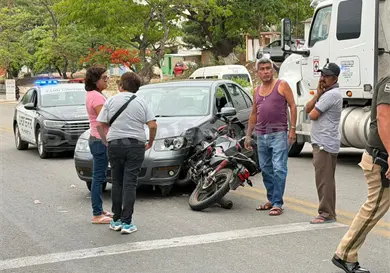 Moto se incrusta en un automóvil sedán