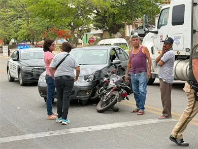 Moto se incrusta en un automóvil sedán
