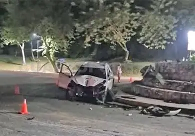 Abandonan auto tras chocar en un poste
