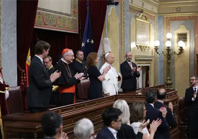 León XIV ovacionado en Parlamento