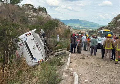 Se accidenta autobús; hay 25 heridos
