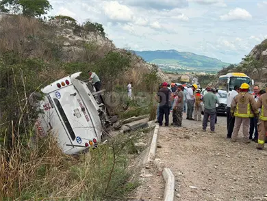 Se accidenta autobús; hay 25 heridos