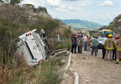 Se accidenta autobús; hay 25 heridos