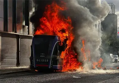 Manifestantes toman las calles tras ataque con cuchillo