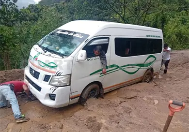 Registran afectaciones en tramo carretero
